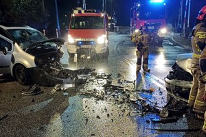 na zdjęciu dwa rozbity pojazdy na jezdni, obok pojazdy służb