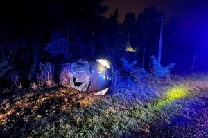 na zdjęciu samochód w rowie na boku