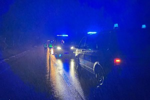 na zdjęciu pojazdy służb na jezdni