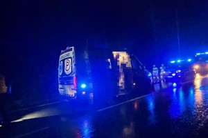 na zdjęciu pojazdy służb na jezdni