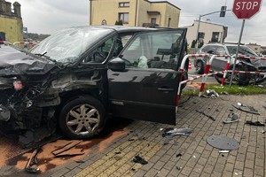 na zdjęciu rozbity pojazd na jezdni