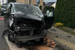 na zdjęciu rozbity samochód na drodze