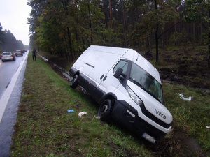 na zdjęciu biały samochód dostawczy w przydrożnym rowie