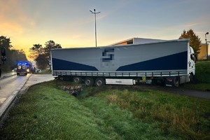 na zdjęciu samochód ciężarowy z naczepą na poboczu, za nim karetka i uszkodzony samochód