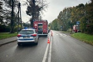 na zdjęciu wozy strażackie i radiowóz policyjny na jezdni