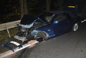 na zdjęciu uszkodzone auto przy barierach energochłonnych