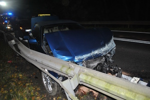 na zdjęciu uszkodzone auto przy barierach energochłonnych