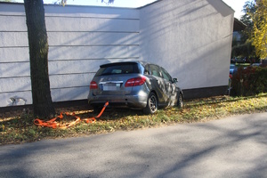 na zdjęciu samochód przy elewacji budynku