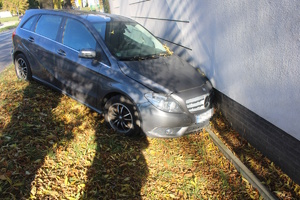 na zdjęciu samochód przy elewacji budynku