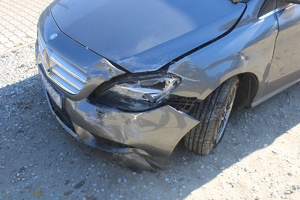 na zdjęciu fragment pojazdu z uszkodzeniami