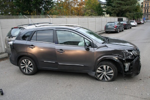 na zdjęciu uszkodzony samochód na jezdni