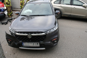 na zdjęciu uszkodzony samochód na jezdni