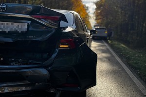 na zdjęciu uszkodzony pojazd na jezdni