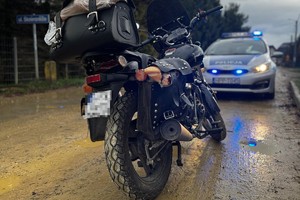 na zdjęciu motorower, a za nim radiowóz na sygnałach