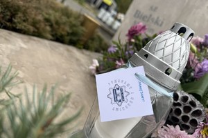 na zdjęciu znicz na grobie i zawieszka z logiem policji i napisem &quot;pamiętamy&quot;