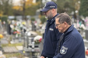 na zdjęciu zastępca komendanta i kapelan Policji przy grobie na cmentarzu