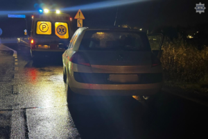 Na zdjęciu samochód osobowy i karetka na jezdni po zmroku