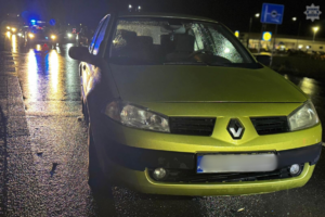 Na zdjęciu samochód na drodze i służby po zmroku