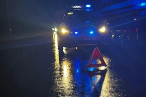 na zdjęciu radiowóz i trójkąt ostrzegawczy
