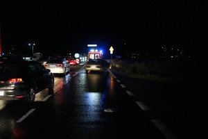 na zdjęciu samochód i karetka po zmroku na jezdni