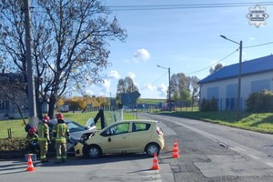 na zdjęciu rozbite samochody, obok strażacy