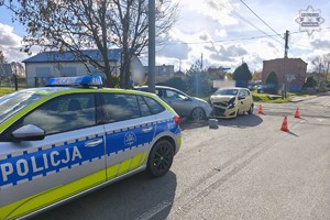 na zdjęciu radiowóz i dwa rozbite samochody na skrzyżowaniu