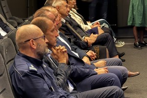 na zdjęciu osoby i policjant