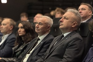 na zdjęciu osoby na widowni