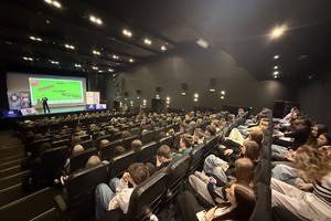 na zdjęciu osoby na widowni