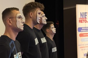 na zdjęciu mężczyźni z pomalowanymi twarzami