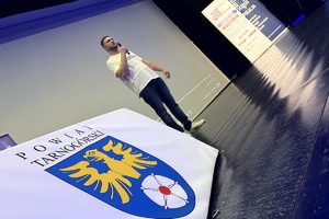 na zdjęciu osoba z mikrofonem na scenie