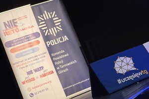 na zdjęciu rolappy reklamowe z policji i fundacji oraz starostwa