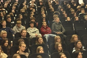 na zdjęciu osoby na widowni