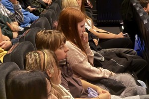 na zdjęciu osoby na widowni