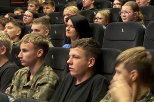 na zdjęciu osoby na widowni