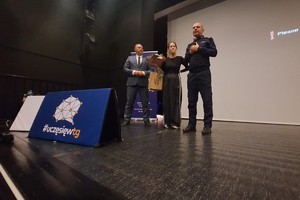 na scenie policjant, kobieta i mężczyzna