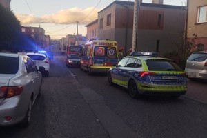 na zdjęciu wozy służb ratunkowych na drodze wśród innych samochodów