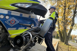 na zdjęciu policjant przy motocyklu