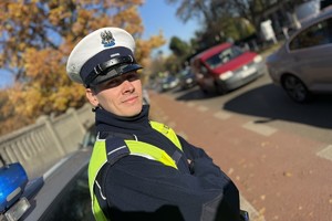 na zdjęciu policjant przy drodze
