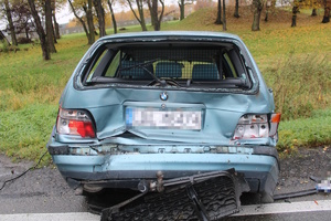 na zdjęciu samochód osobowy z uszkodzonym tyłem