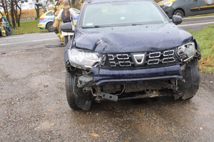 na zdjęciu samochód osobowy z uszkodzonym przodem