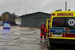 na zdjęciu radiowóz i karetka na posesji