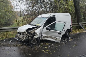 na zdjęciu rozbity pojazd na jezdni