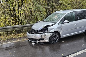 na zdjęciu rozbity pojazd na jezdni