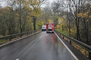 na zdjęciu fragment drogi, na której wóz strażacki i samochód