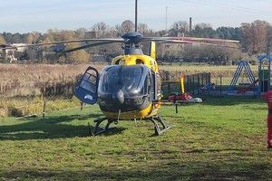 na zdjęciu śmigłowiec ratunkowy na trawie na posesji
