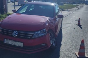 na zdjęciu samochód z uszkodzeniami