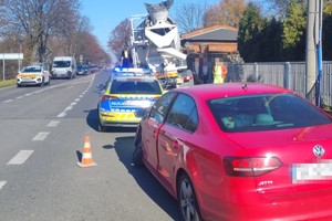 na zdjęciu samochody biorące udział w zdarzeniu i radiowóz