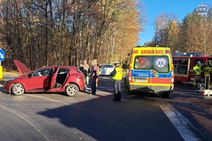 na zdjęciu samochody, osoby i służby na skrzyżowaniu
