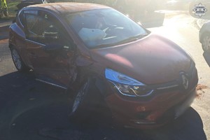 na zdjęciu uszkodzony samochód na jezdni